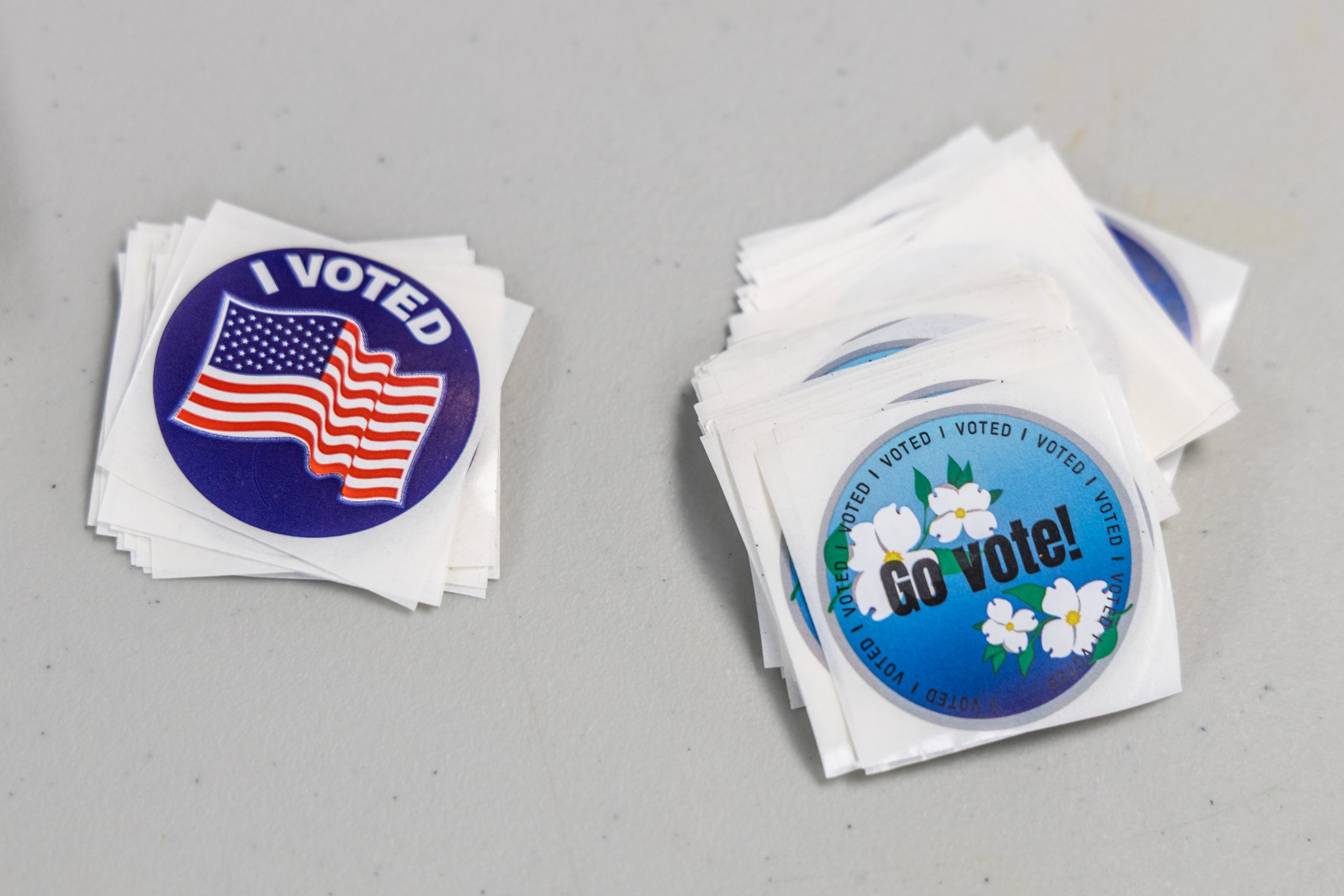 Круглые наклейки сложены на столешнице.