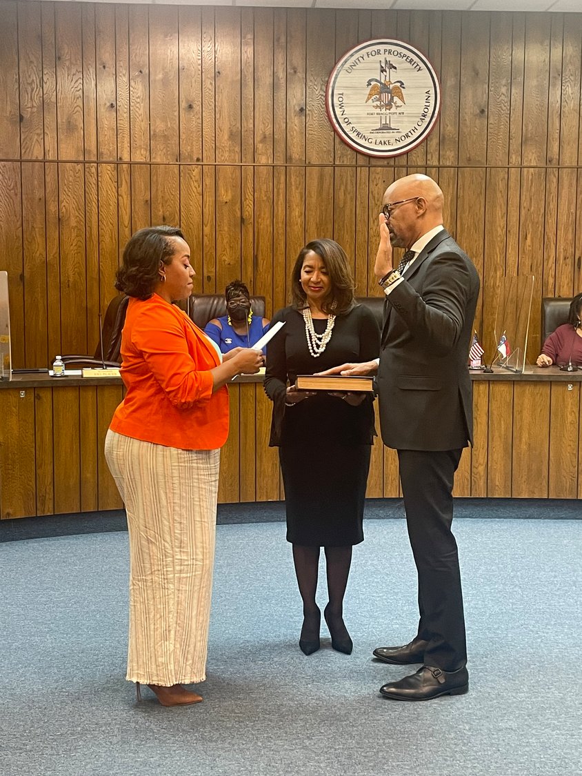 Spring Lake swears in interim town manager